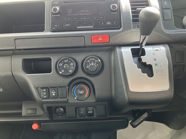 TOYOTA HIACE COMMUTER 4WD 2019