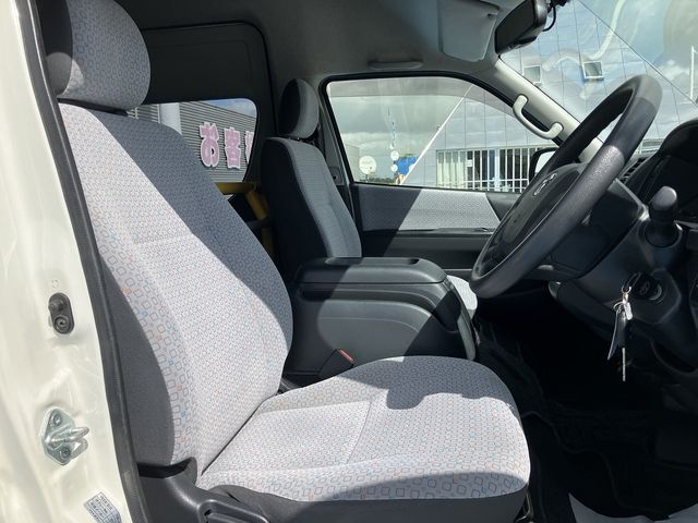 TOYOTA HIACE COMMUTER 4WD 2019