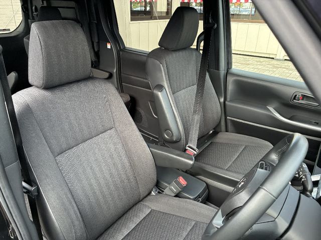 TOYOTA NOAH HYBRID 2022