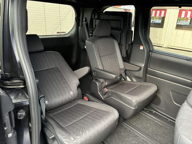 TOYOTA NOAH HYBRID 2022