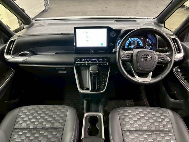 TOYOTA VOXY HYBRID 2023