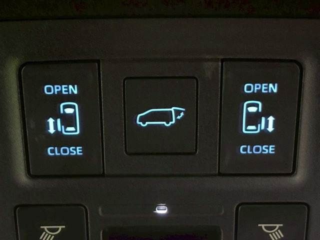 TOYOTA VOXY HYBRID 2023