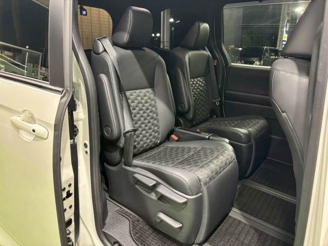 TOYOTA VOXY HYBRID 2023