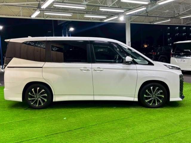 TOYOTA VOXY HYBRID 2023