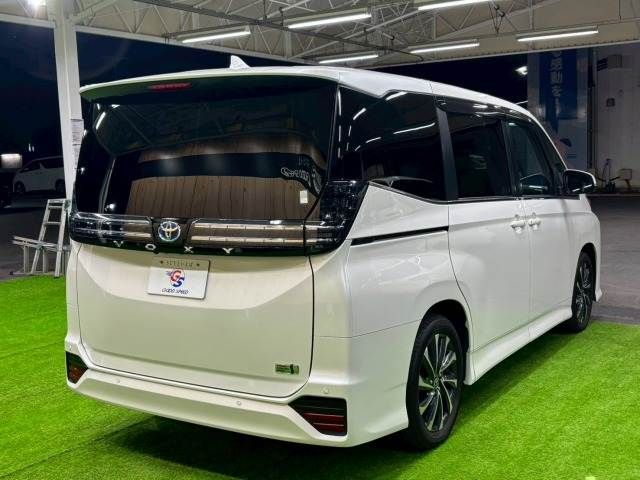 TOYOTA VOXY HYBRID 2023