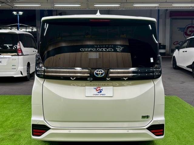 TOYOTA VOXY HYBRID 2023