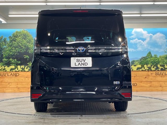 TOYOTA VOXY HYBRID 2023