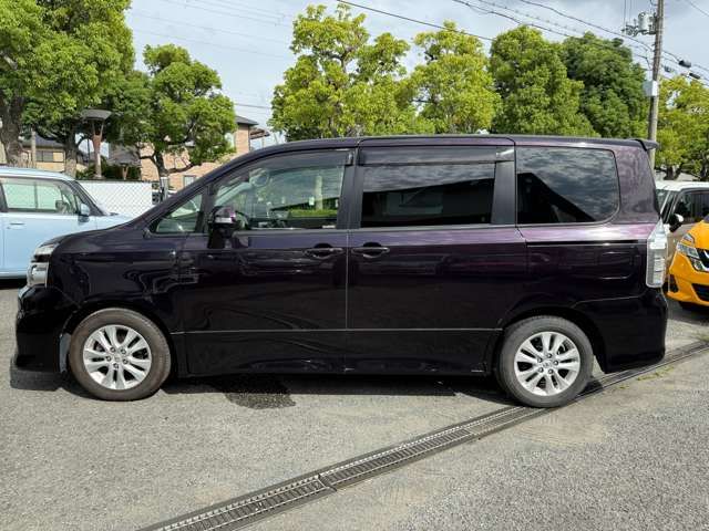 TOYOTA VOXY 2012