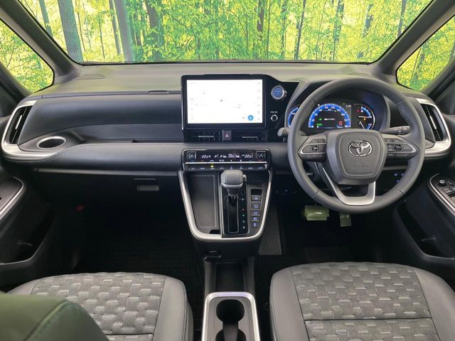 TOYOTA VOXY HYBRID 2023