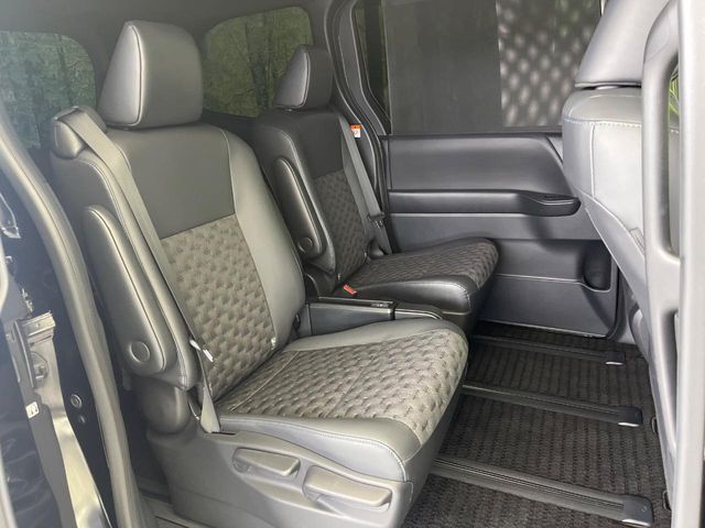 TOYOTA VOXY HYBRID 2023