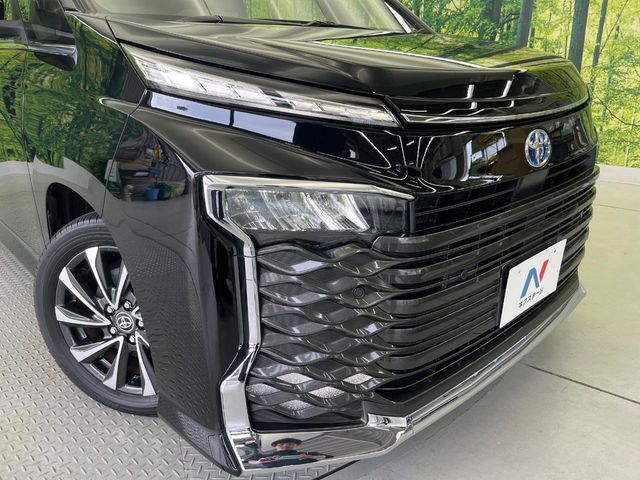 TOYOTA VOXY HYBRID 2023