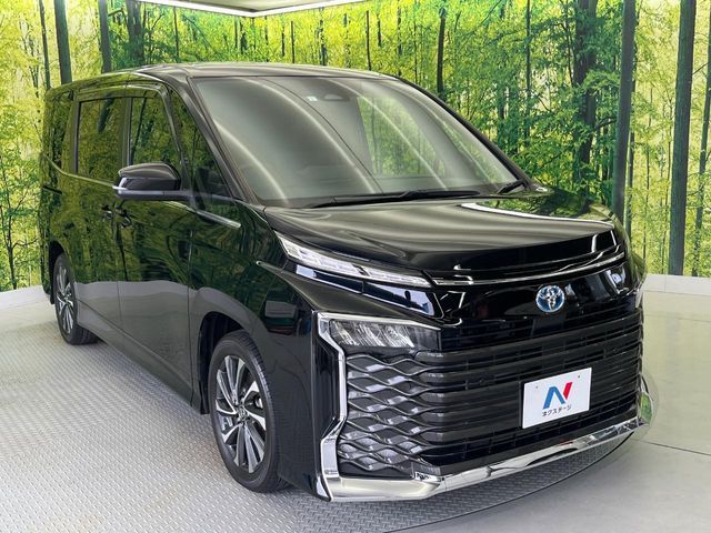 TOYOTA VOXY HYBRID 2023
