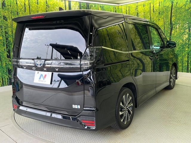 TOYOTA VOXY HYBRID 2023