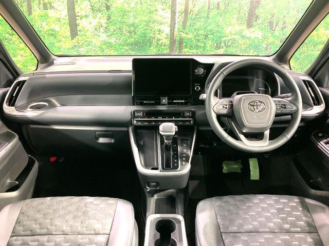 TOYOTA VOXY HYBRID 2023