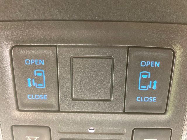 TOYOTA VOXY HYBRID 2023