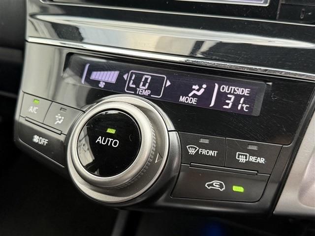 TOYOTA PRIUS Alpha 2015