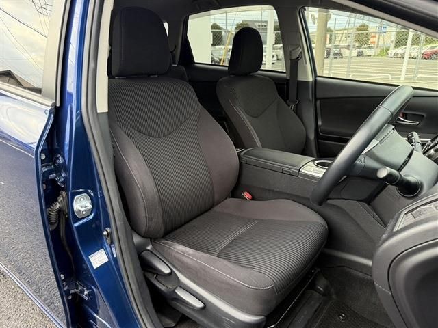 TOYOTA PRIUS Alpha 2015