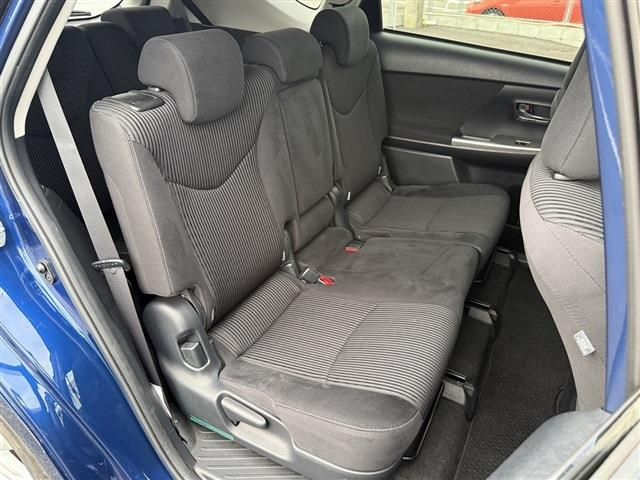 TOYOTA PRIUS Alpha 2015