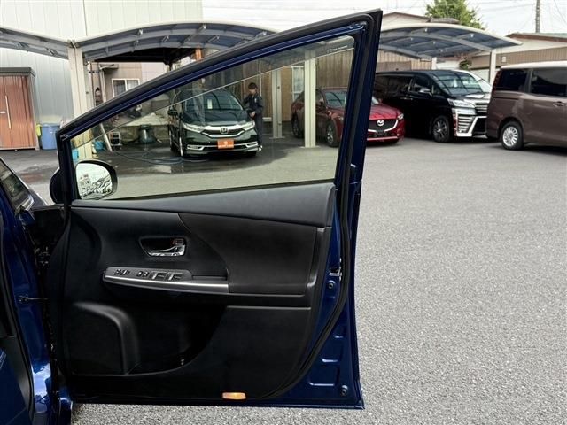 TOYOTA PRIUS Alpha 2015