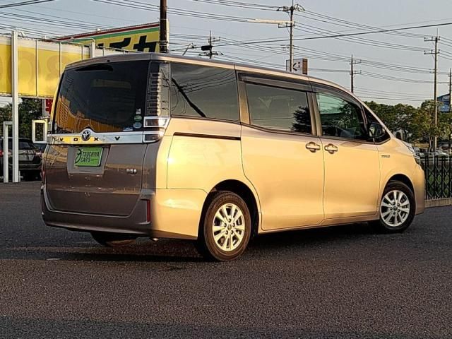 TOYOTA VOXY HYBRID 2017