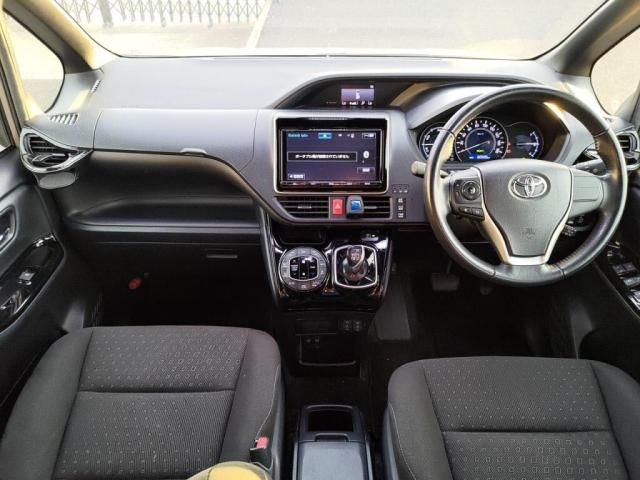 TOYOTA VOXY HYBRID 2017