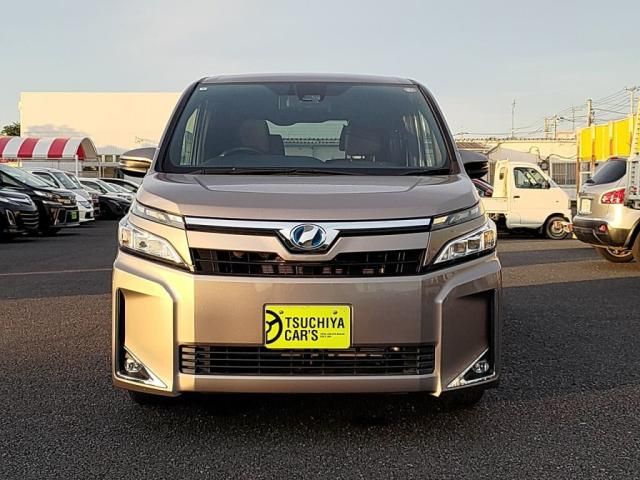 TOYOTA VOXY HYBRID 2017