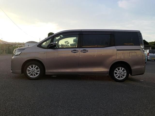 TOYOTA VOXY HYBRID 2017