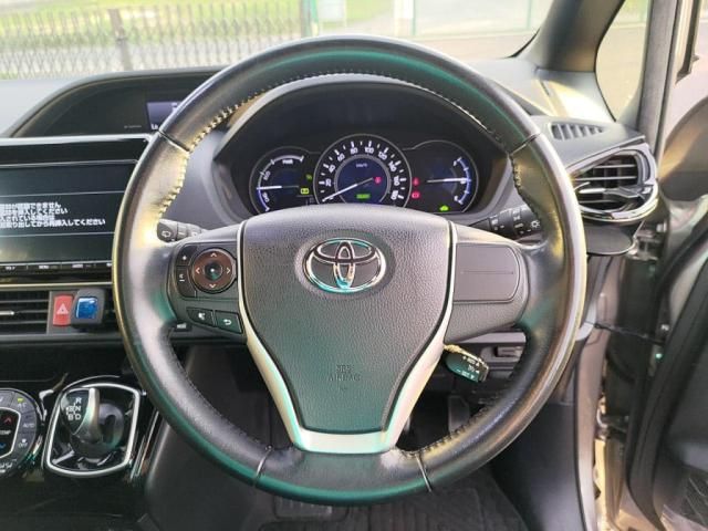 TOYOTA VOXY HYBRID 2017