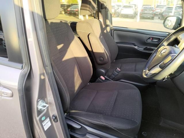 TOYOTA VOXY HYBRID 2017