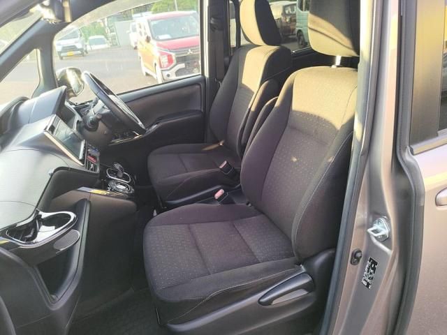 TOYOTA VOXY HYBRID 2017