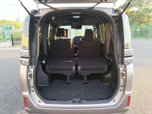 TOYOTA VOXY HYBRID 2017