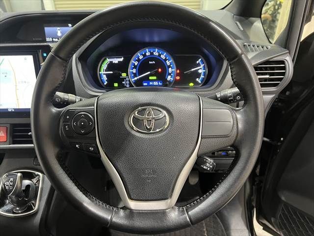 TOYOTA VOXY HYBRID 2014