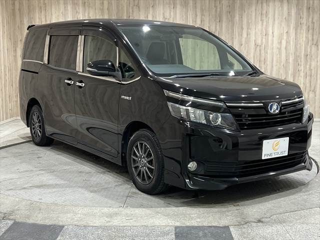 TOYOTA VOXY HYBRID 2014