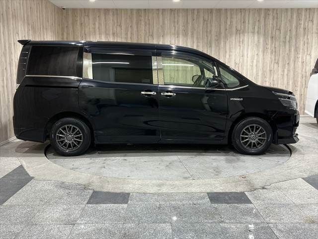 TOYOTA VOXY HYBRID 2014