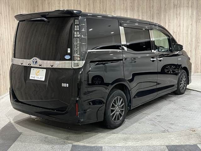 TOYOTA VOXY HYBRID 2014