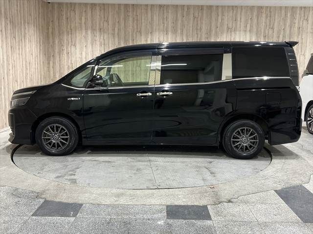 TOYOTA VOXY HYBRID 2014