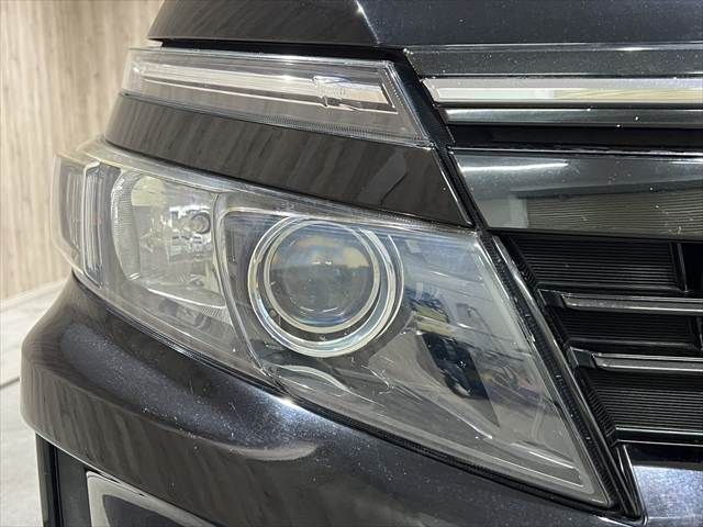 TOYOTA VOXY HYBRID 2014