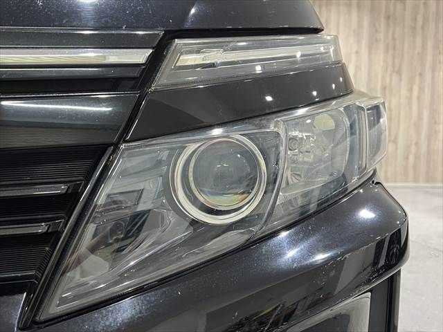 TOYOTA VOXY HYBRID 2014