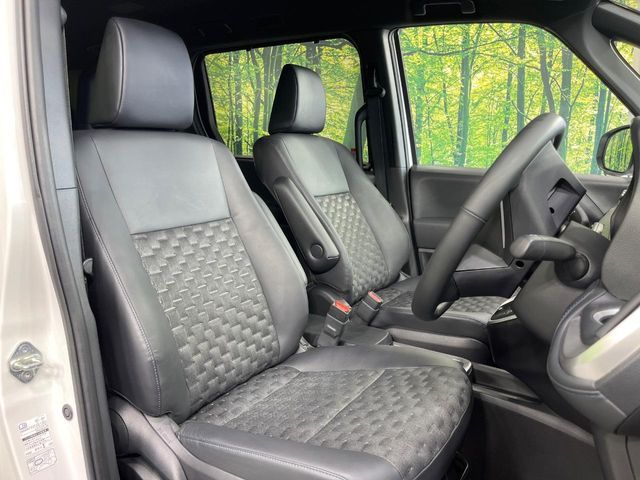 TOYOTA VOXY HYBRID 2023