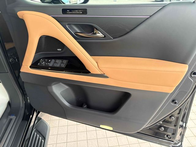 TOYOTA LEXUS LX600 2025