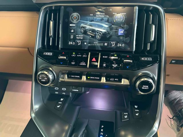 TOYOTA LEXUS LX600 2025