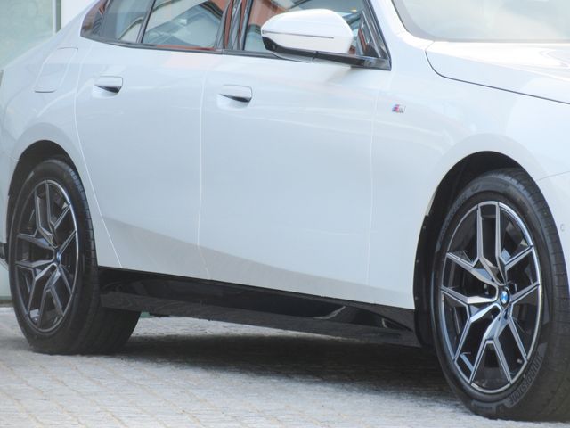 BMW BMW 5series sedan 2025