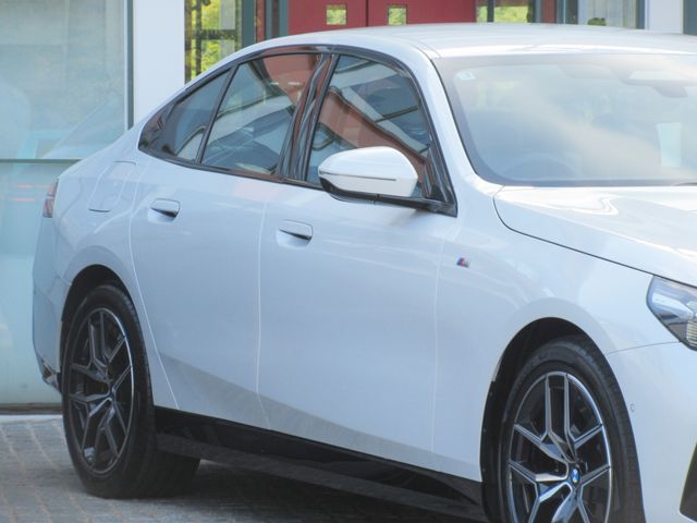 BMW BMW 5series sedan 2025