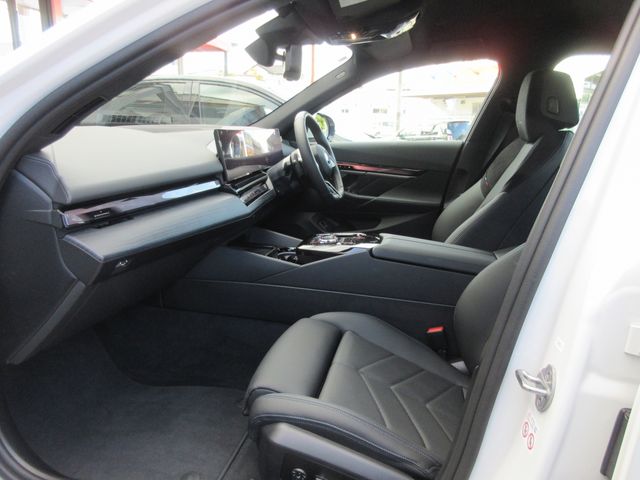 BMW BMW 5series sedan 2025