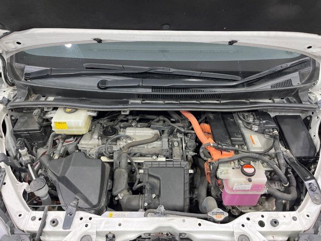 TOYOTA ESQUIRE HYBRID 2015