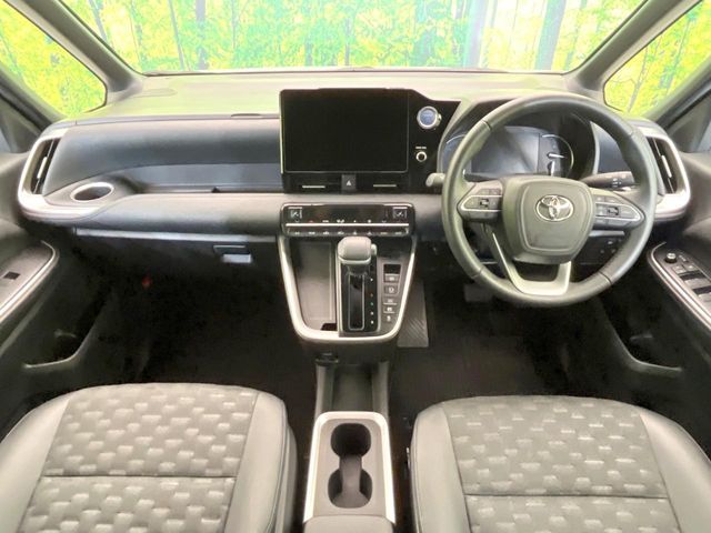 TOYOTA VOXY HYBRID 2023