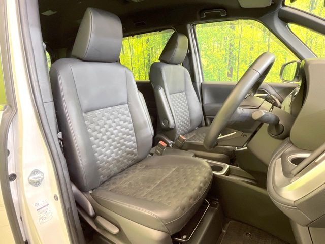 TOYOTA VOXY HYBRID 2023