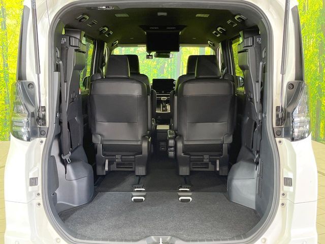 TOYOTA VOXY HYBRID 2023