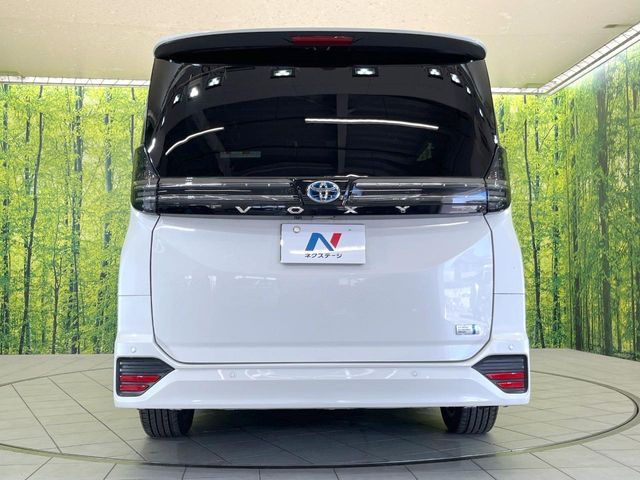 TOYOTA VOXY HYBRID 2023