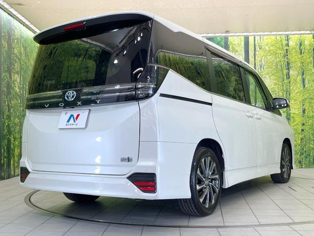 TOYOTA VOXY HYBRID 2023